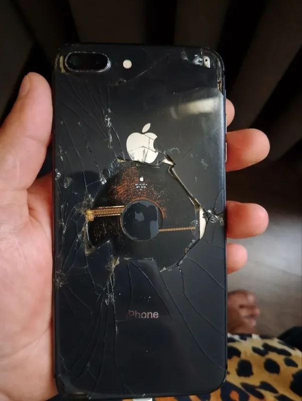 iPhone 8 + продаётся микрафон не работает стекло паломанный