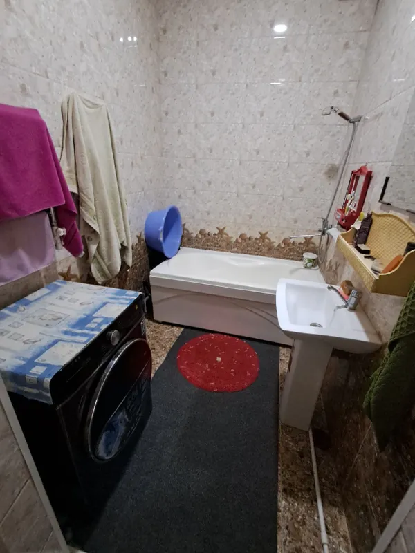 Kvartiraga qiz bolalar quyiladi.