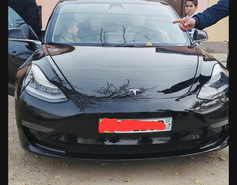 Tesla model 3 holati ideal
