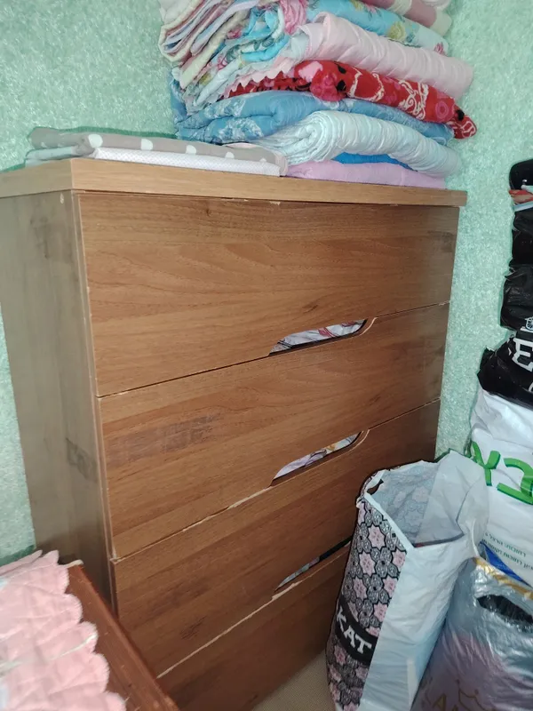 Продам камод с тумбочкой срочно 5штза 400.000