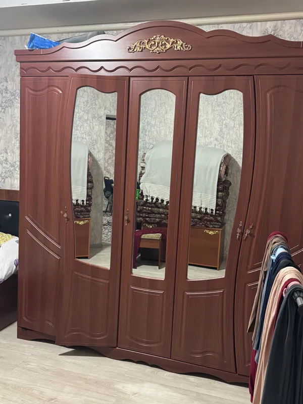 Продаются шкаф, диван, тумбочка, длина 3 м, состояние хорошее 1 Продаются шкаф, диван, тумбочка, длина 3 м, состояние хорошее 1