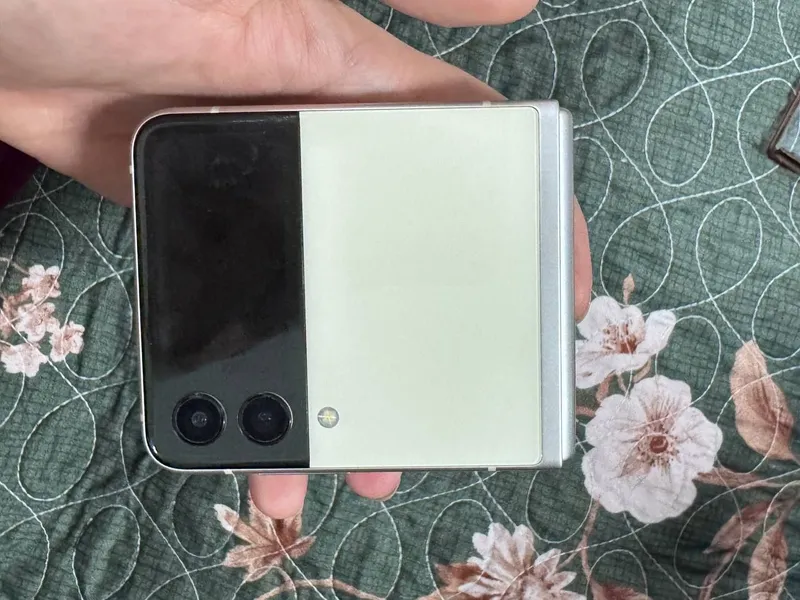 Samsung Galaxy Z Flip 3 ustidagi laminatsiya — фото 2