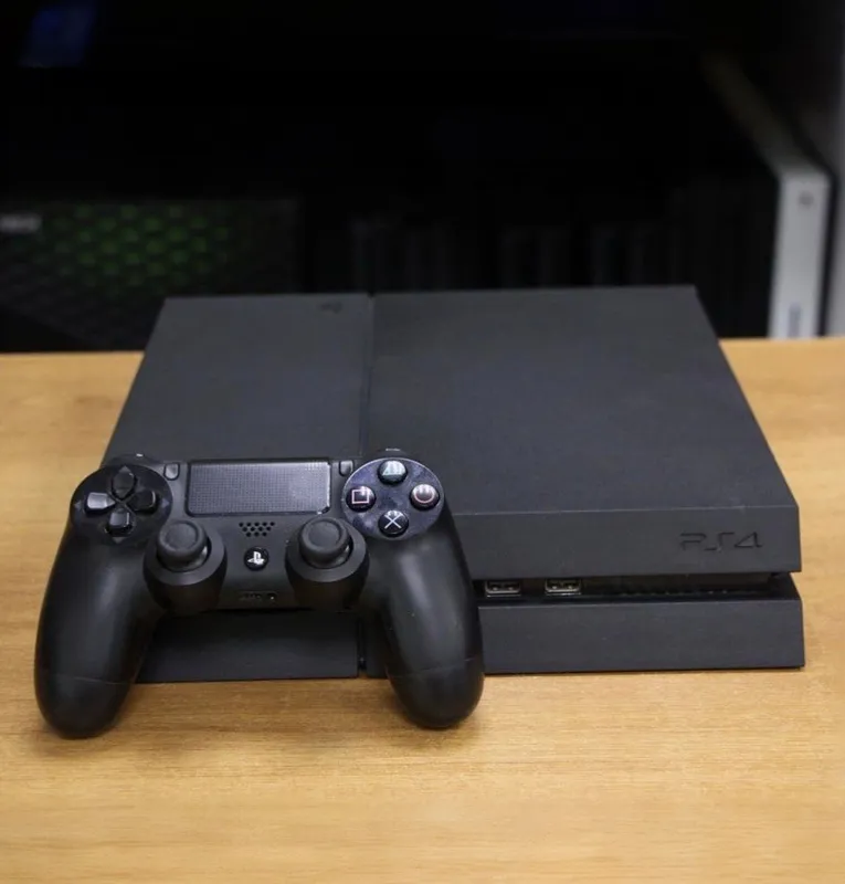 Playstation 4 - 2 Джойстика с Топ Играми