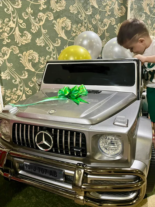 Машина Mercedes-Benz Машина Mercedes-Benz