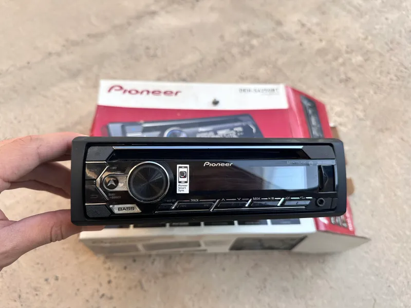 Pioneer DEH-S4250BT 1