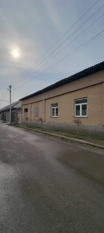 Yer hisobida uy sotiladi. 3 sotix. Zangiota ziyoratgohi yaqinida.