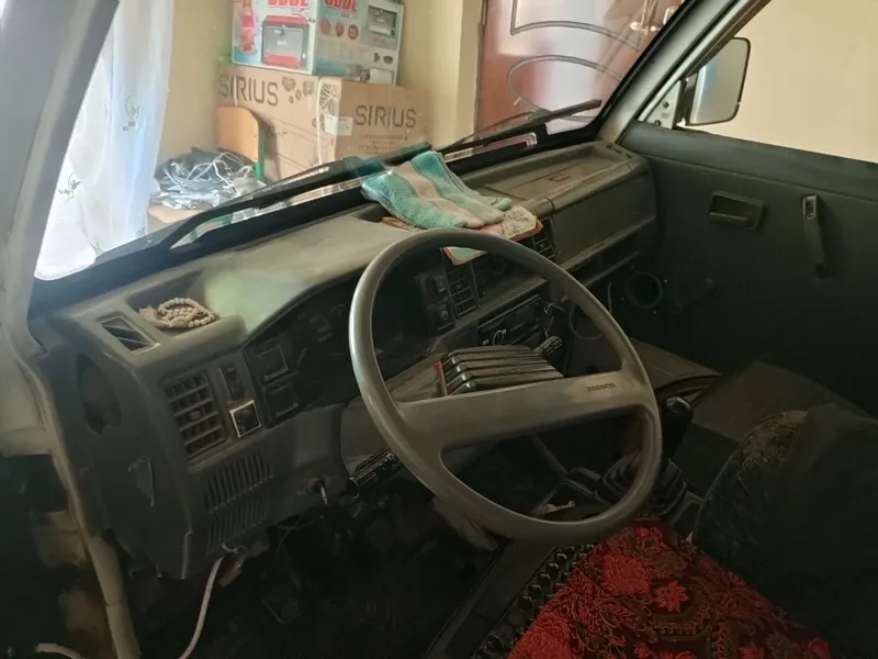 Moshina holati yaxshi. Yurishi va karobkasi yaxshi.