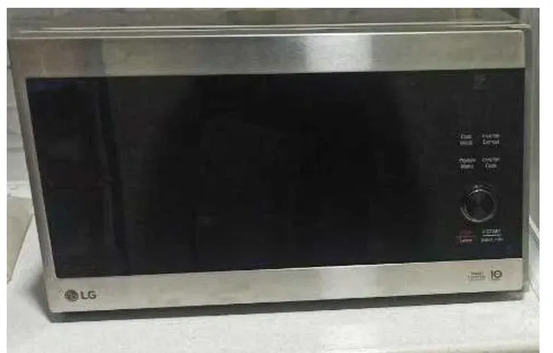 Продаю LG Микроволновка. Инвертор (MH8265CIS) 42L