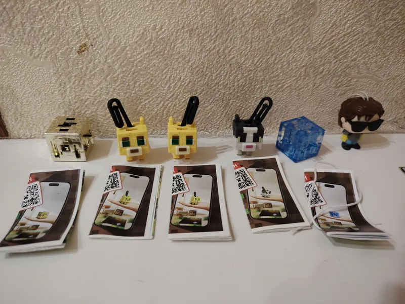 "Kinder Joy Minecraft" va "Kinder Joy ST"