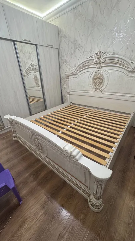 Кровать размер 2,00x2,20. По 2 тумбочки по бокам 3
