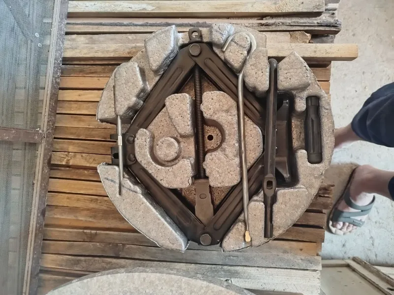 Домкрат сотилади