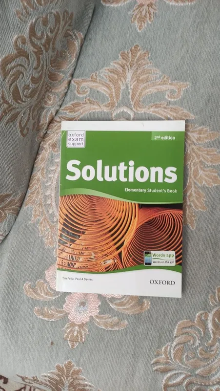 Две книги Solutions Elementary