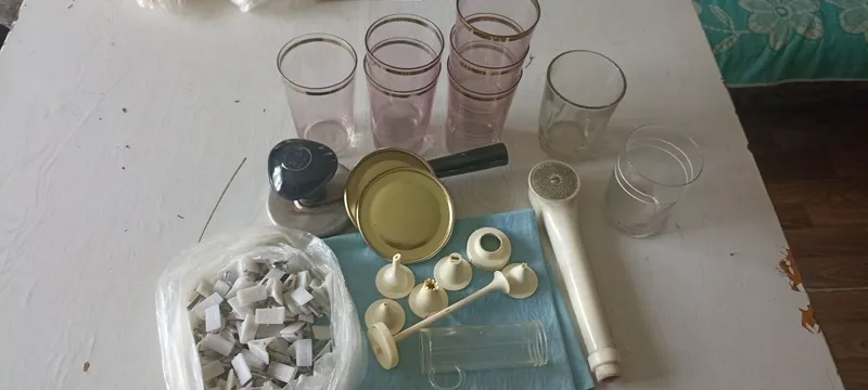 Ключ для консервирования, крышки, стаканы, лейка для душа, шприц, прищ
