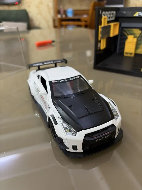1:24 oʻlchamdagi model avtomobil nissan gtr sotiladi.