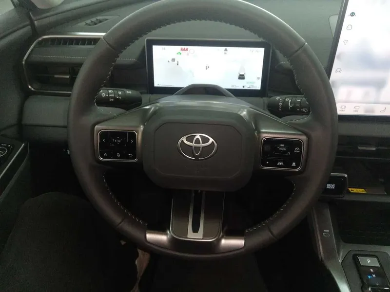 Toyota RAV4 Model Dual-Engine 2.0L Two-Wheel Drive Luxury Edition — фото 6