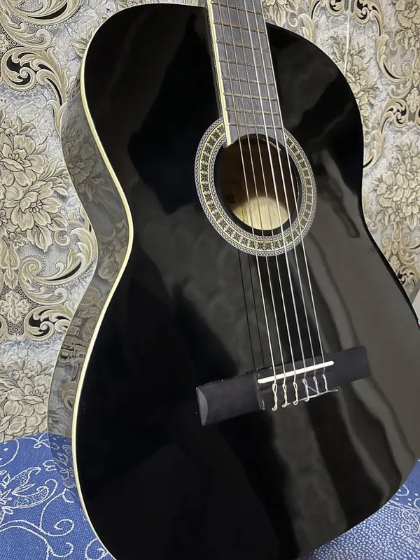 Klassik gitara sotiladi, yaxshi holatda — фото 6