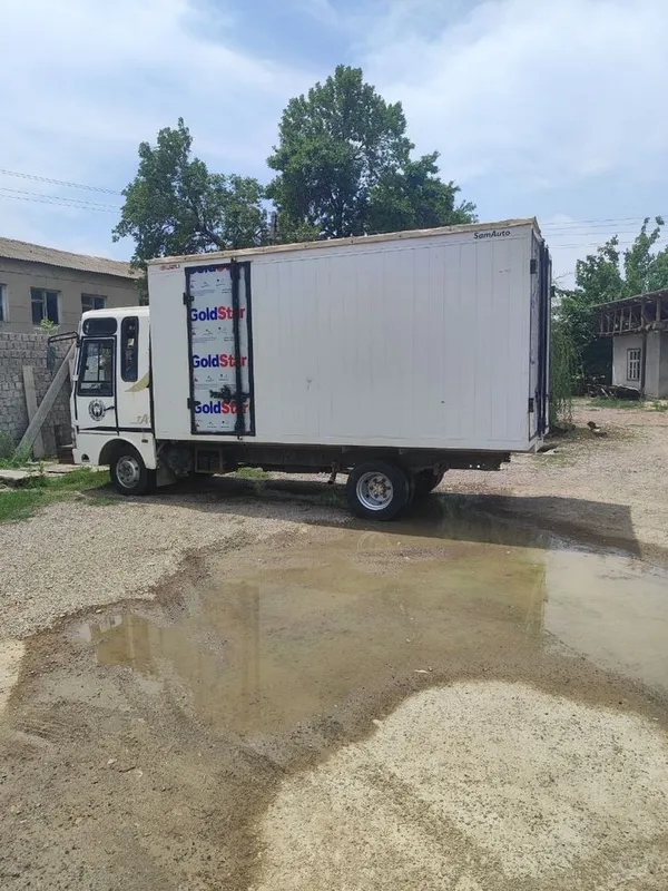 Isuzu furgon yopiq kuzovli yuk mashinasi 4