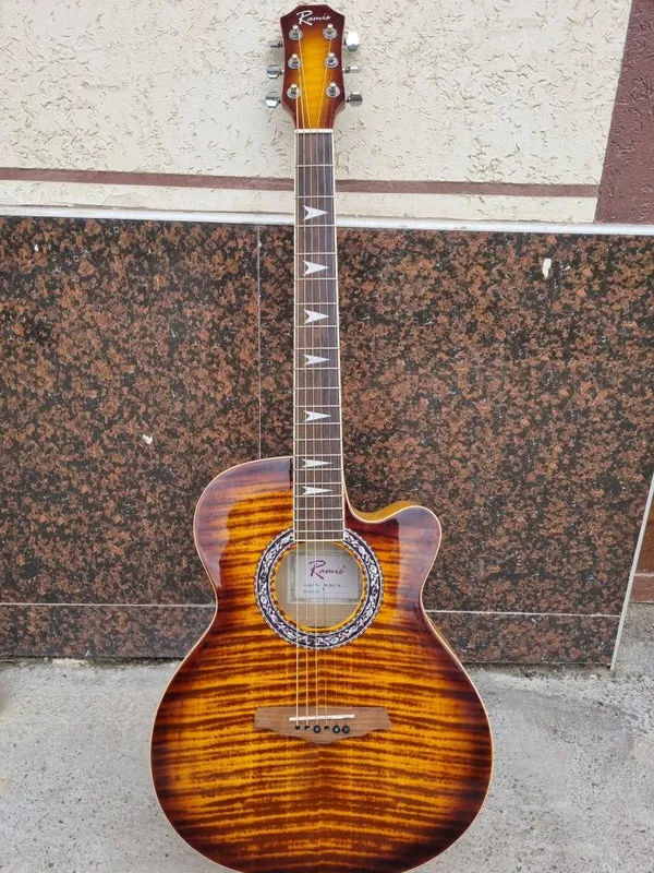 Gitara sotiladi yaxshi