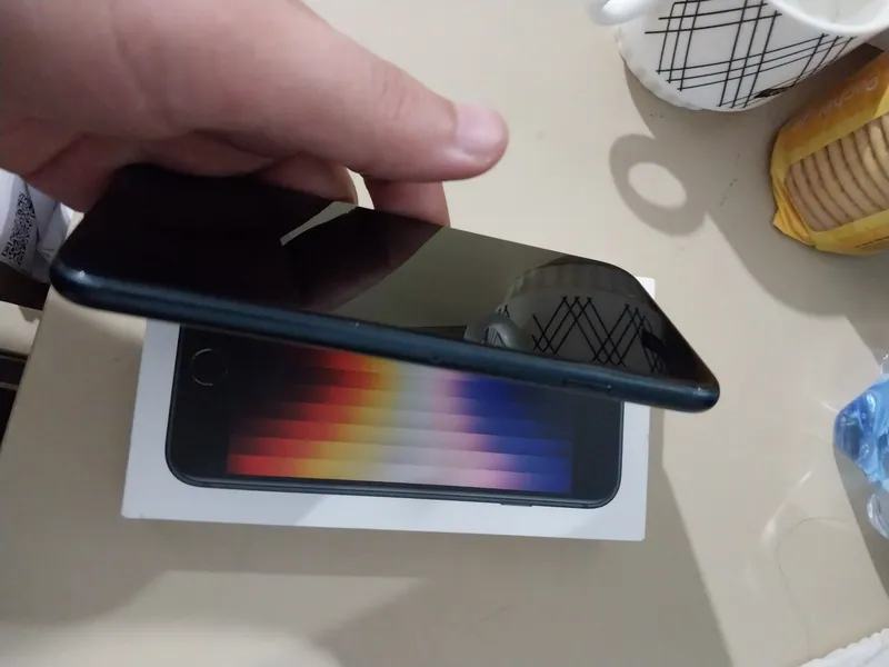 Iphone SE 3 сотилади 5