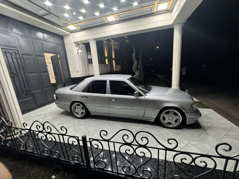 W124 mercedes-benz 1