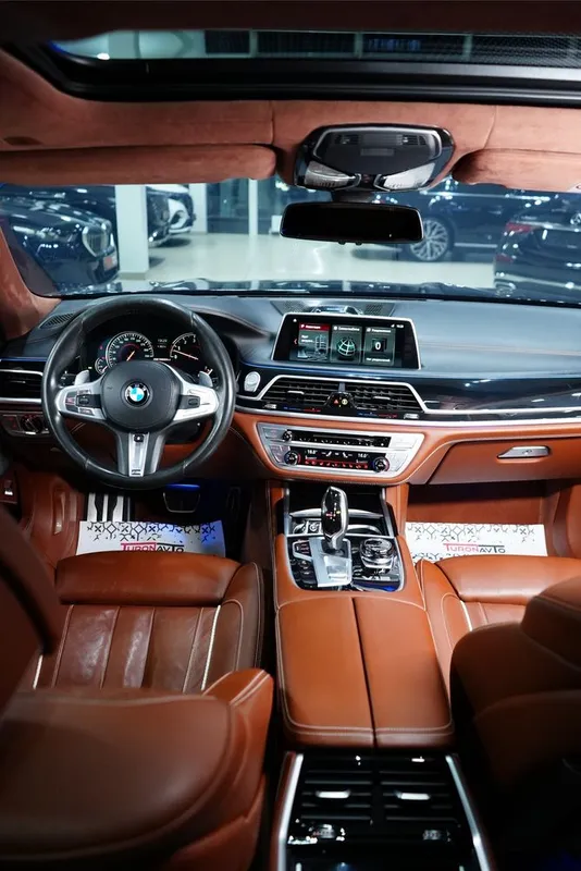 BMW M760Li V12 xDrive 5 BMW M760Li V12 xDrive 5