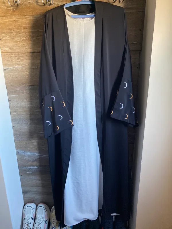Abaya koyne ichida oq koynegi bilan Abaya koyne ichida oq koynegi bilan