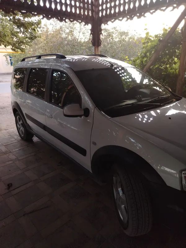 Lada largus cross 4