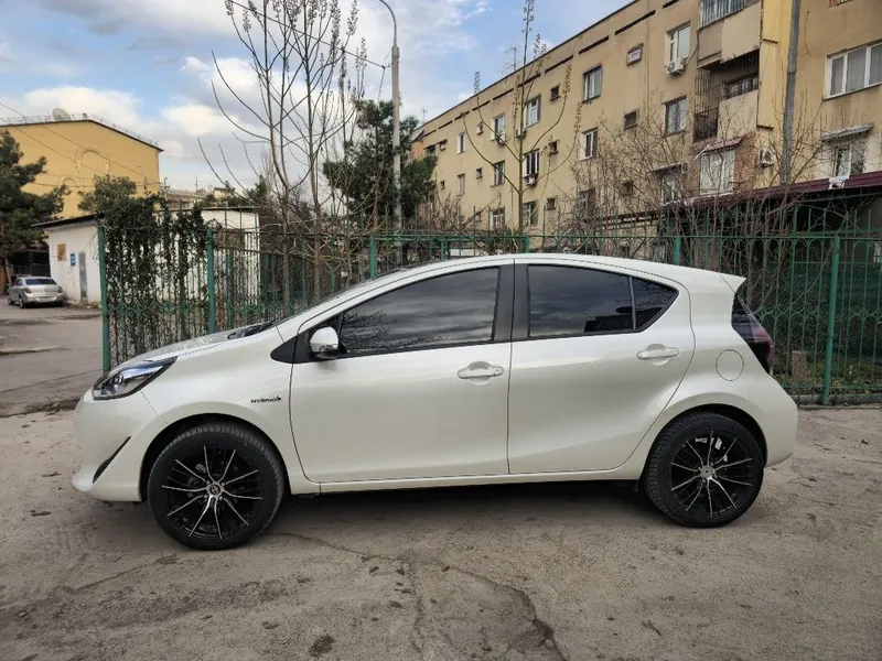 Tayota PriusC 2021 Hybrid SROCHNA SOTILADI — фото 1