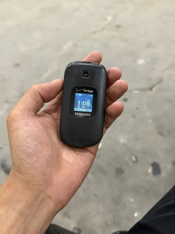 Samsung gusto 2 srochni sotiladi