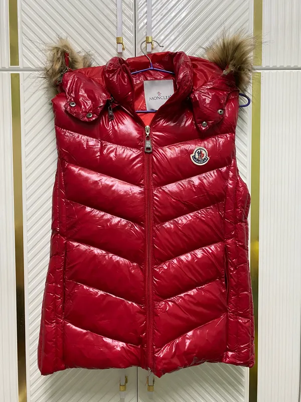 Moncler qizil kalta kurtka — фото 1