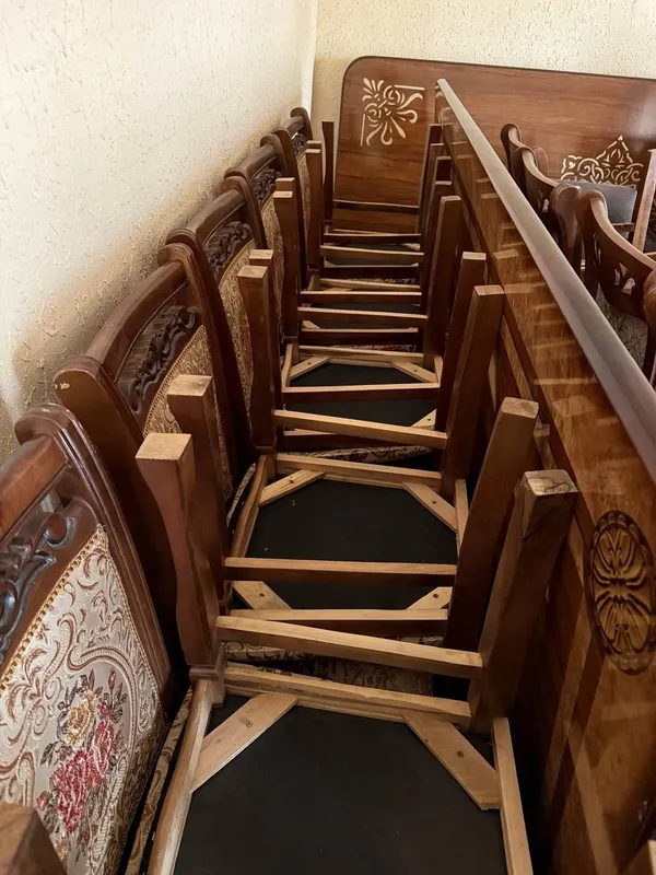 Стол и стулья почти новый 2
