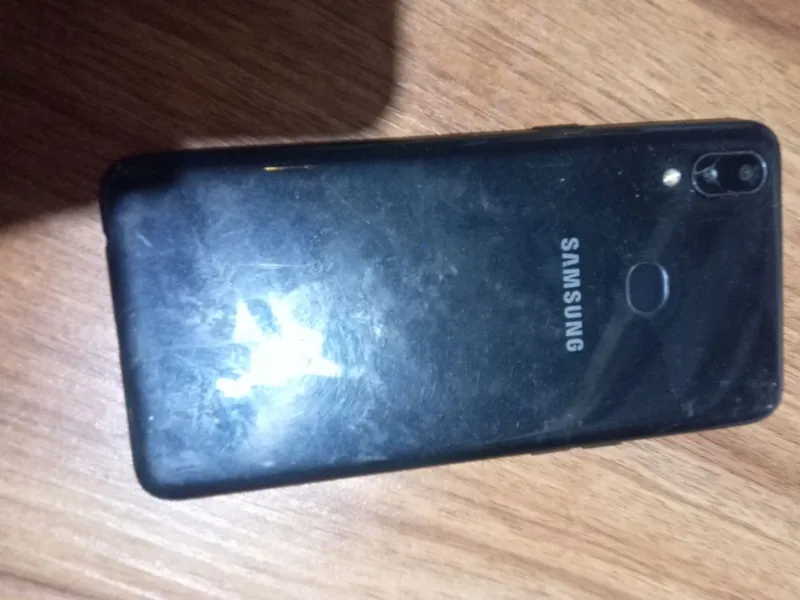 Samsung a10s sotiladi qirilgan joyi bor