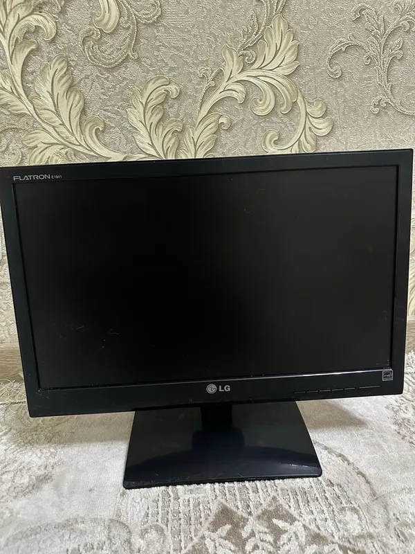 Продаётся монитор LG от компьютера.