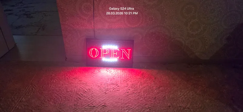 "open" yozuvi magazinlar uchun