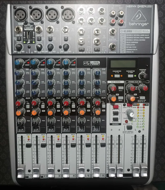 BEHRINGER XENYX QX1204USB Микшерный пульт