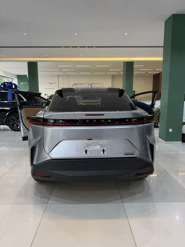Lexus rz450e электр 520км — фото 2