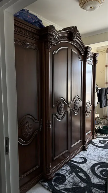 Шкаф из натурального дерева