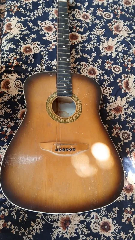 gitara sotiladi. 1 gitara sotiladi. 1