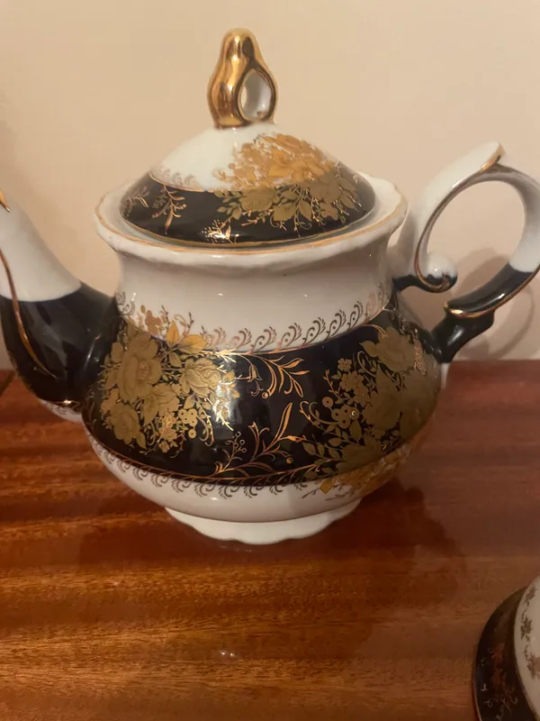 Продаётся чайник и пиалы
