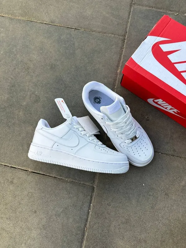 Белые кроссовки Nike, модель Nike Air Force 1 Белые кроссовки Nike, модель Nike Air Force 1