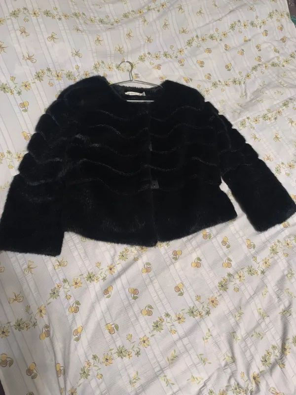 Shuba oq va qora yangidek razmerlari Xl