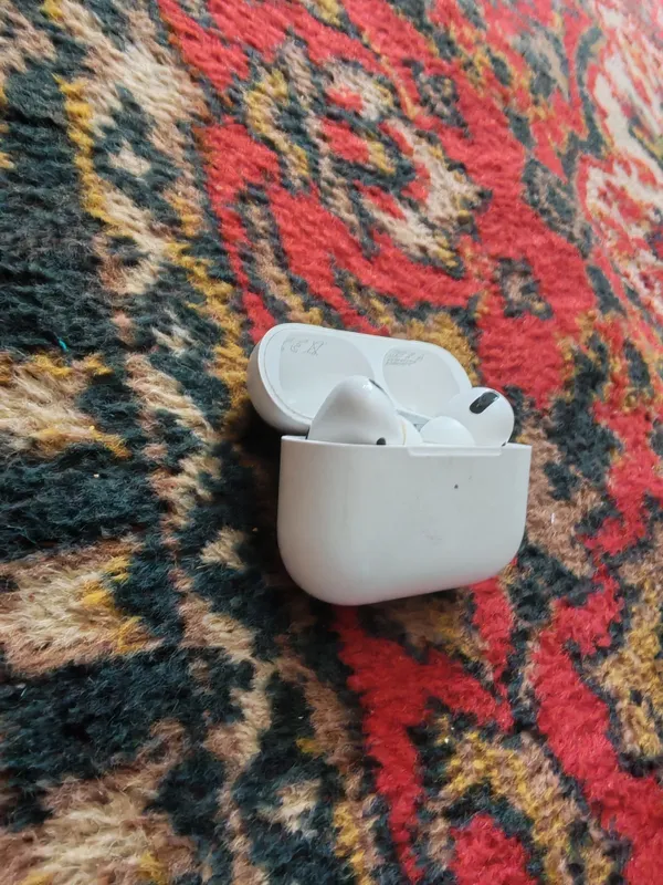 Airpods Pro пришёл из чины 7