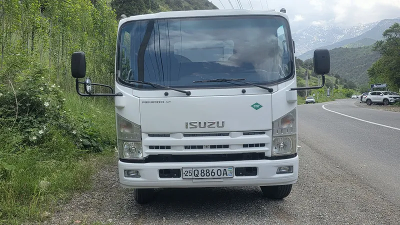 Автомобиль ISUZU — фото 1