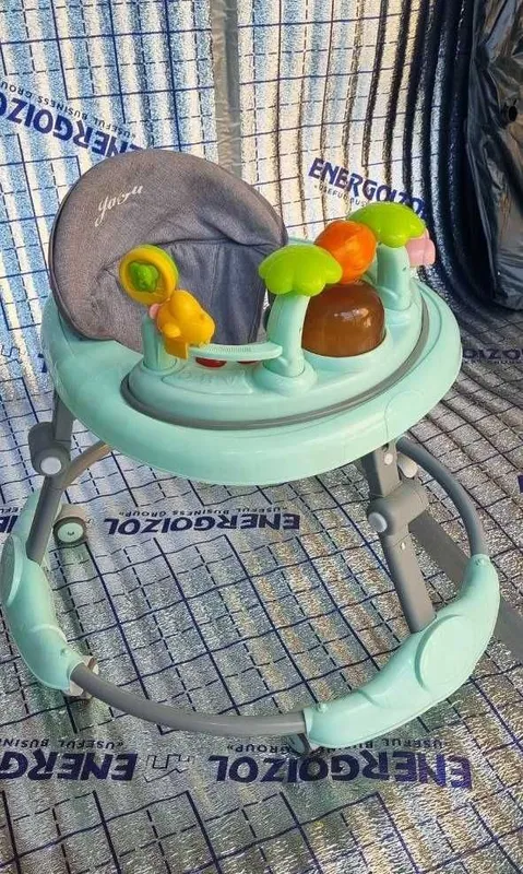 Детские ходунки оснащены игровой панелью с развивающими игрушками. 1