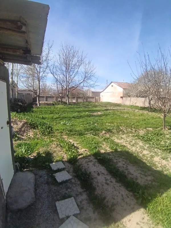 6 sotik yer sotiladi uch xona fundamenti bilan mevali daraxtlari bor
