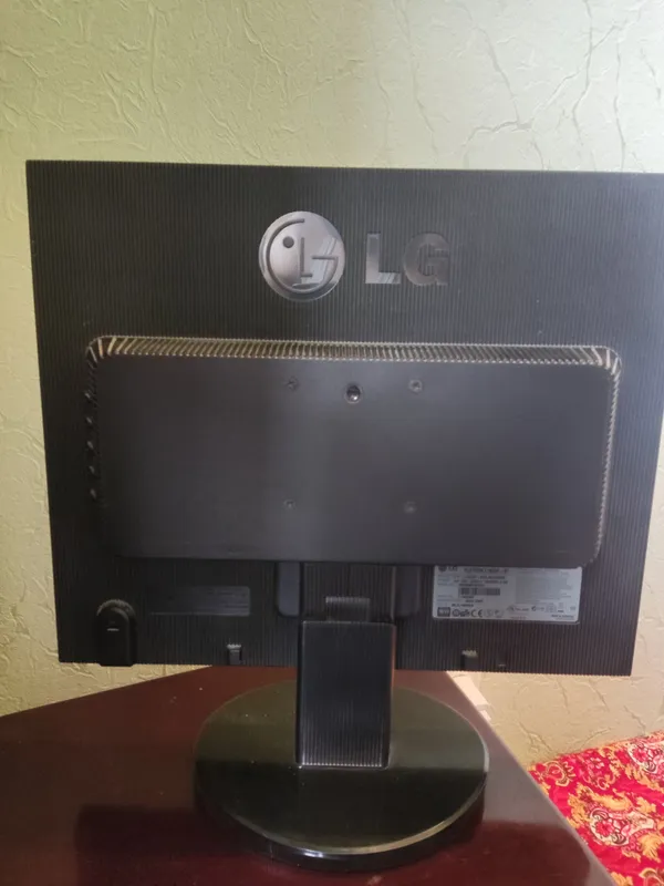 Монитор LG Flatron L1953S 19 дюймов VGA 5