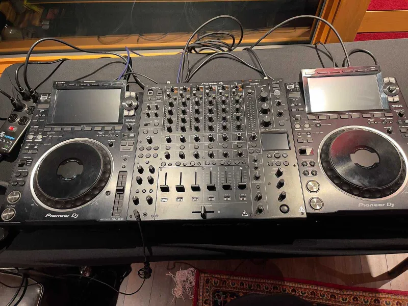 Продается Pioneer DJ 1