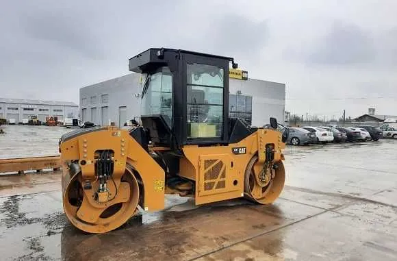 Двухвальцовый вибрационный каток CAT [CB7] — фото 1