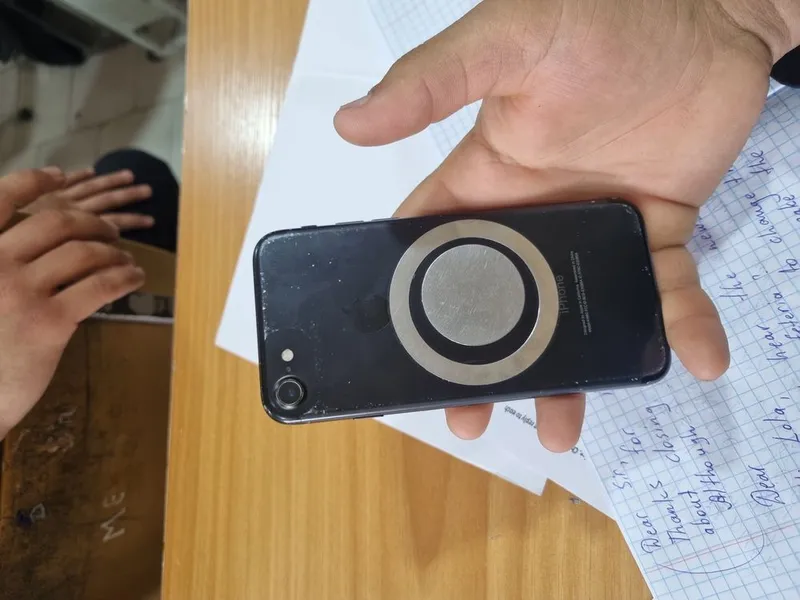 Iphone-7 LLA aybi ekrani singan cheti ishlashga halaqit bermaydi — фото 2