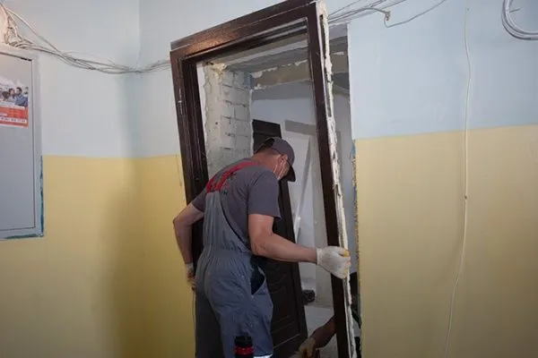 Демонтаж межкомнатных ДВЕРЕЙ и РАМЫ.(железные,деревянные,akfa). Саша.